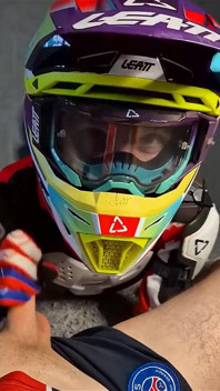 Słodko wyssałem mojego chłopaka podczas noszenia swojego sprzętu moto