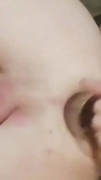 Joven flaco se traga su propia orina y abre su culo de par en par