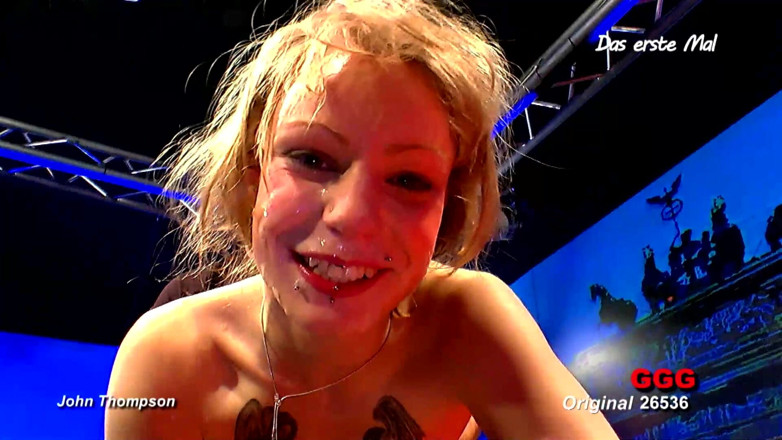 German Porn: Potetovaná blondýnka saje několik ptáků v živém gangbangu a bere výstřik...