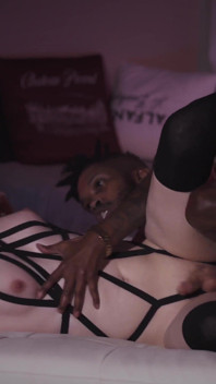 Stefani, trans mince, prend une grosse noire