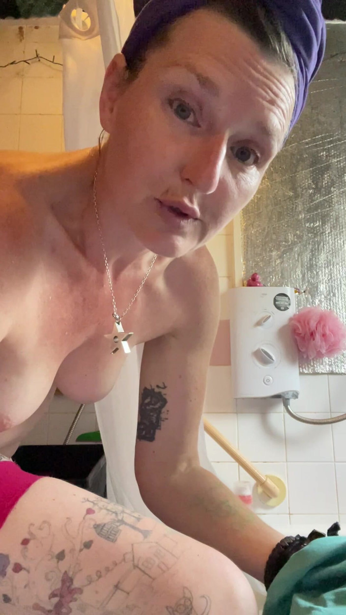 MistressWriggler: รุ่นแม่น่าเย็ดสุดฮอตกับนมสุดเพอร์เฟ็คต์อาบน้ําและแชทกับคุณเกี่ยวกับ Vanilla Life