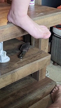 Stiefmoeder laat me kijken terwijl ze met een dildo wordt geneukt terwijl ik masturbeer