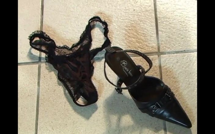 Little World: Sexy magrinha milf em lingerie gosta de pau enorme na...