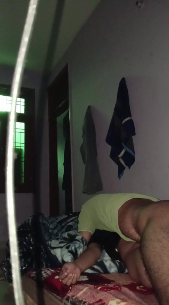 Rishi: 我不想租房，只是解渴我的阴户，我渴望它很久了，请满足我阴户的饥渴。