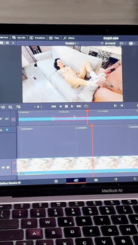 Porno videolarımızı düzenlerken ona oral seks yapıyorum!