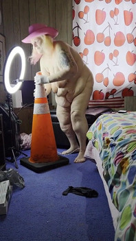 Puta follando ese cono de construcción cuando está sola