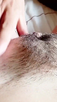 Punto de vista: mi esposo explora mi coño peludo, lamiendo y besando hasta llevarme a un delicioso orgasmo real