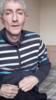 Masturbando-se no top de Tracksuit.