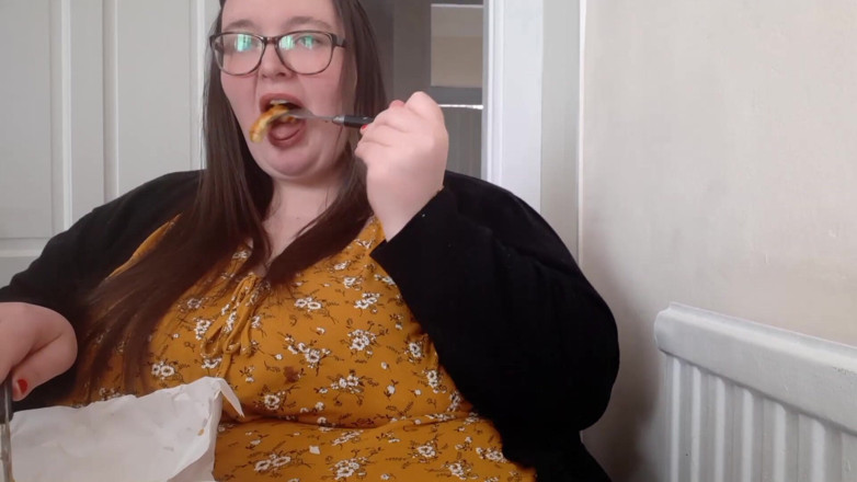 SSBBWLadyBrads: Толстушка-жиробасина начиняет живот рыбкой и чипсами