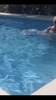 Ziua de filmare de ieri s-a încheiat cu o scufundare în piscină