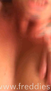 Gorąca blondynka zerżnięta w małym czerwonym stroju