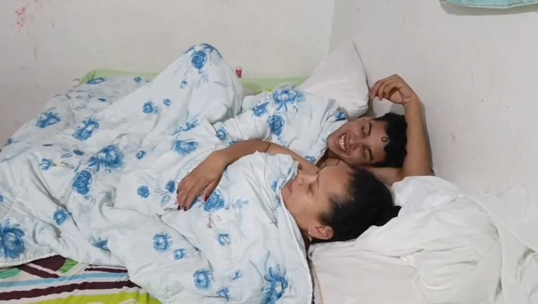 Milfcaliente69: Eu compartilho uma cama com meu enteado, não pudemos resistir...