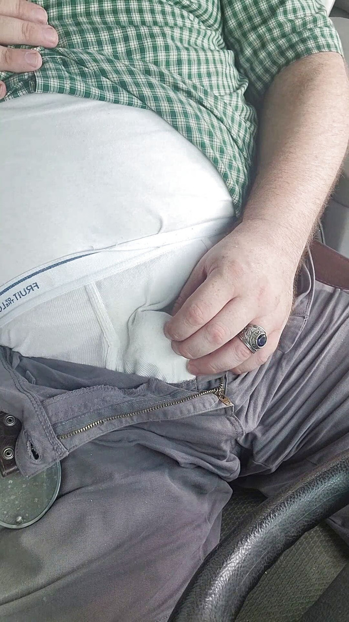 Big Daddy Bear: Pausa para el almuerzo, masturbación en camioneta