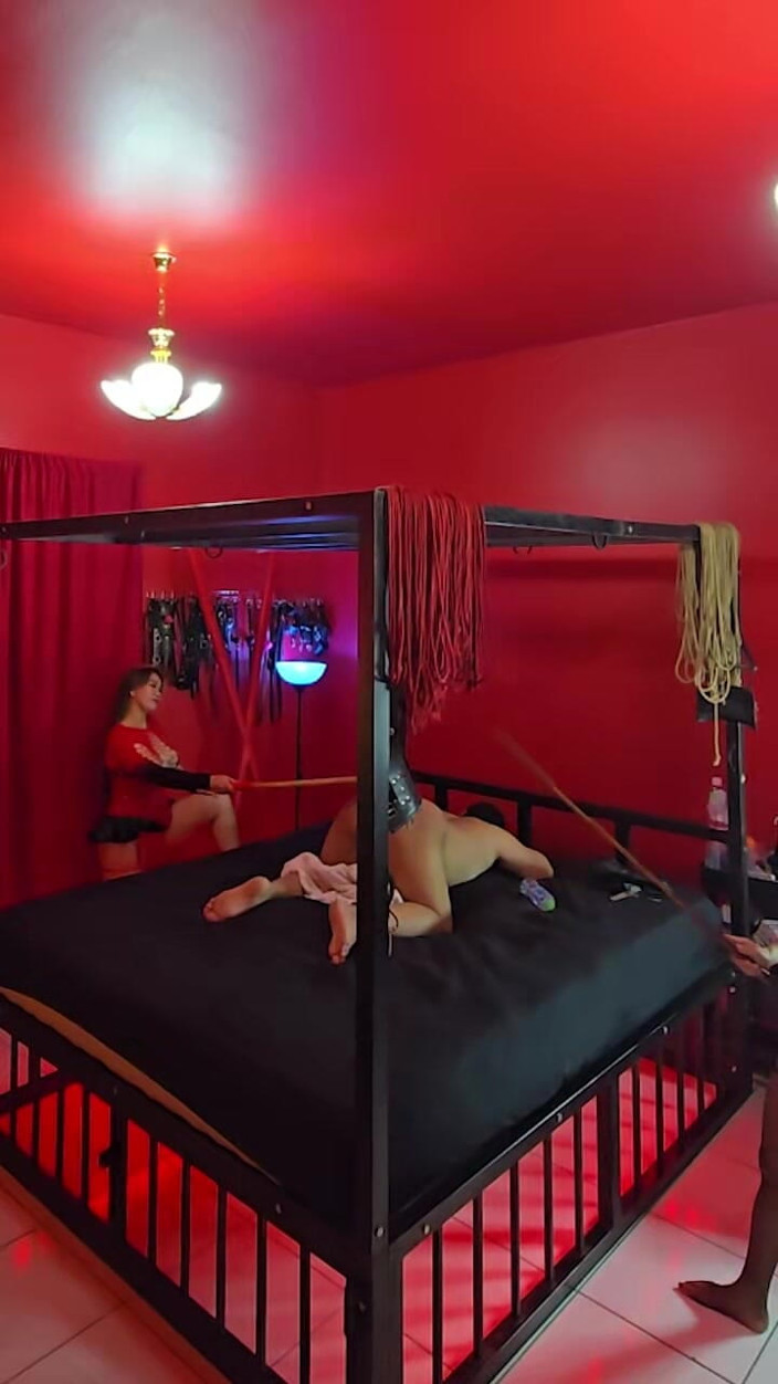 DominaFireOfficial: Жіноче домінування, подвійний пеггінг domme і палиці