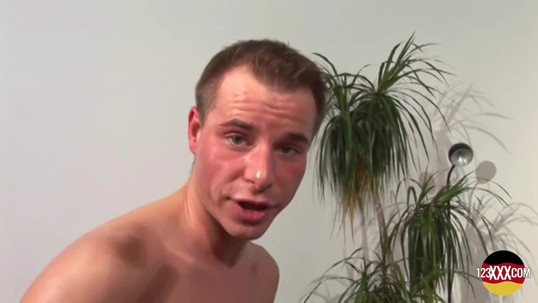 123XXX - 100% Amateurs: वह अपने मुंह में वीर्य का स्वाद पसंद करती है