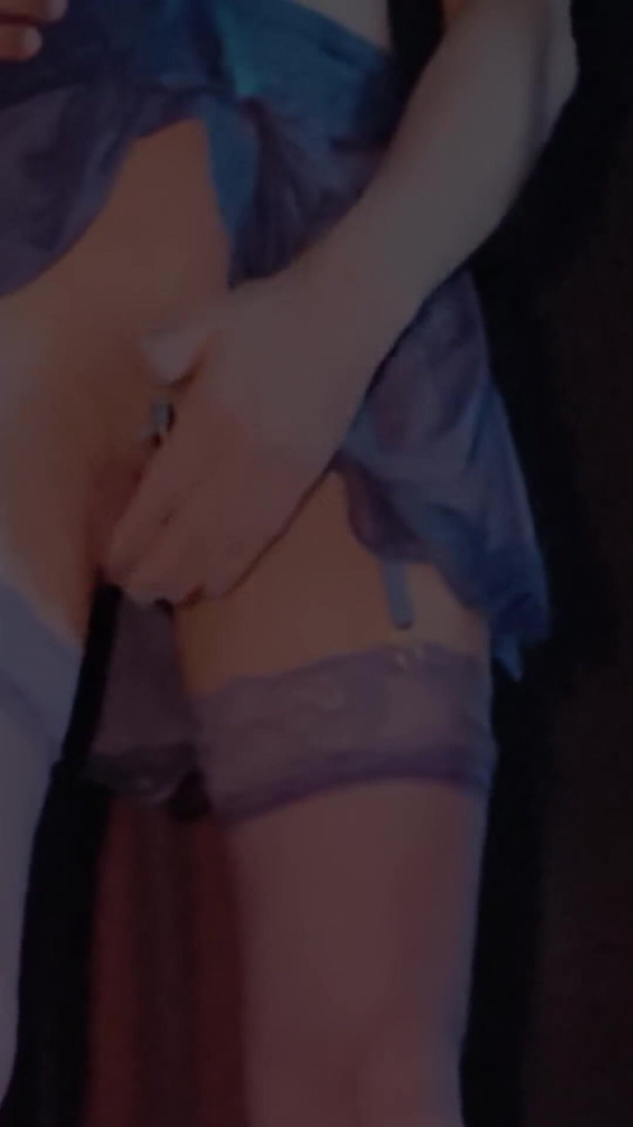 Slut Bella: Slutty CD bella tari striptis hot sambil pakai kandangnya