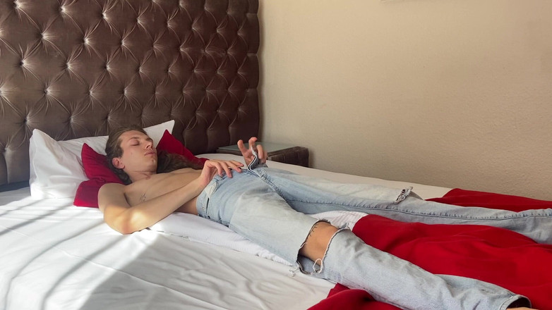 iamtonyrey: Twink Prancis berambut panjang merasa kesepian di hotelnya dan memutuskan...