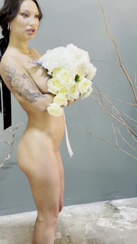 Monika Fox naken med blommor bakom en slöja