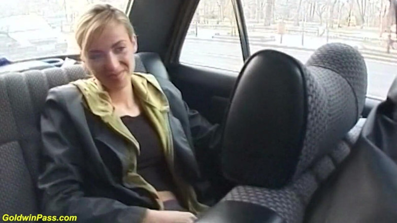 Goldwin pass: Une MILF se fait draguer pour une sodomie en public