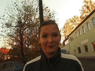Lucky Cooch: Tysk tjej som ger en intervju utomhus