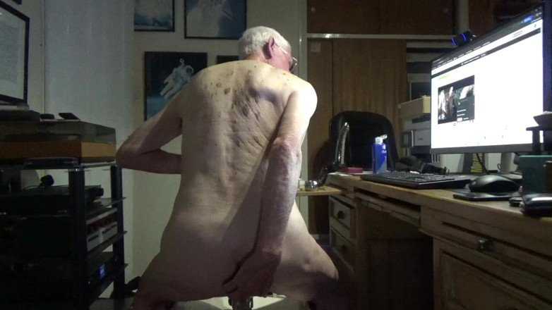 bigears: Web Show with Ball Weights and Anal Play