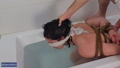 Bdsmlovers91: 息を呑むプリンセス!バスタブボンデージ - カラーバージョン