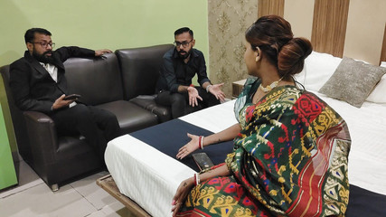 Anjalisingh_sexy: 一对夫妇在来要求他们离婚的登记员面前做了一个农村性爱会议