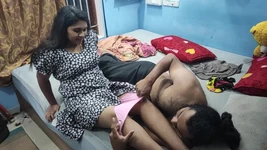 Mallu baas en hete meid neuken in de slaapkamer terwijl de vrouw van de baas niet in huis is, vreemdgaande G Mallu meid hete neukpartij met baas, meid en baas