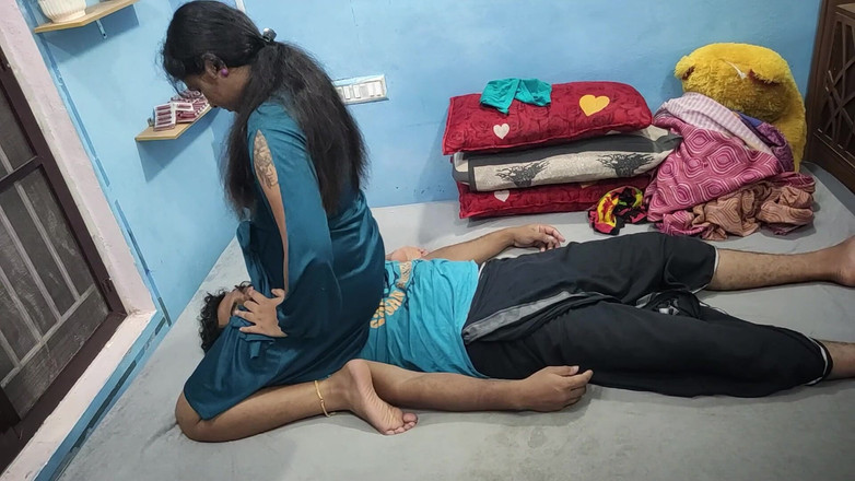 Vaigavarun Feet romance: Op borst zittende romantiek