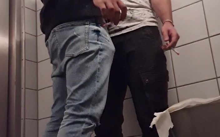 Boyzxy: Fuck &amp;#039;n Kouř na veřejné toaletě