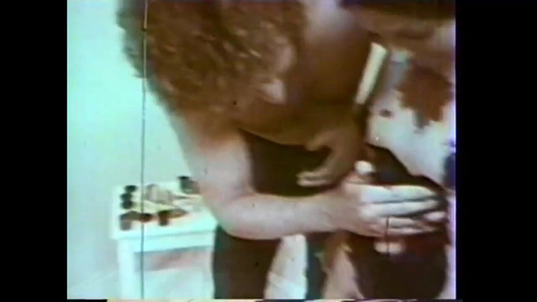 Vintage Usa: ホットセクシーな女の子はヴィンテージセックスビデオが大好き