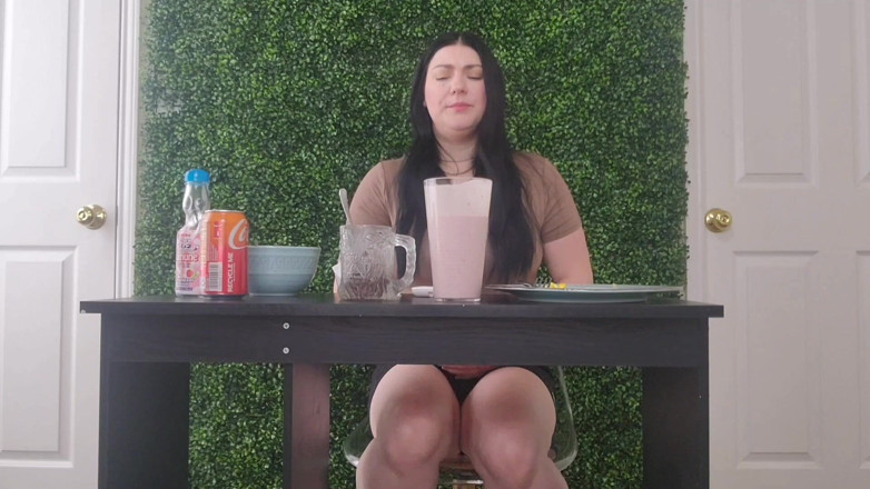 Julia Ryan: Подруга Mukbang и отрыгивает