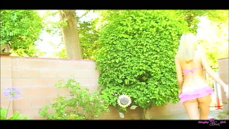 Naughty Black Girls: Hillary Scott yang gila menikmati mengambil besar sepanjang jalan ke...