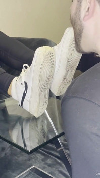 Adoración de zapatillas blancas sucias - Noche de Valeria (parte 1)