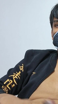 Brownguy in giacca si masturba