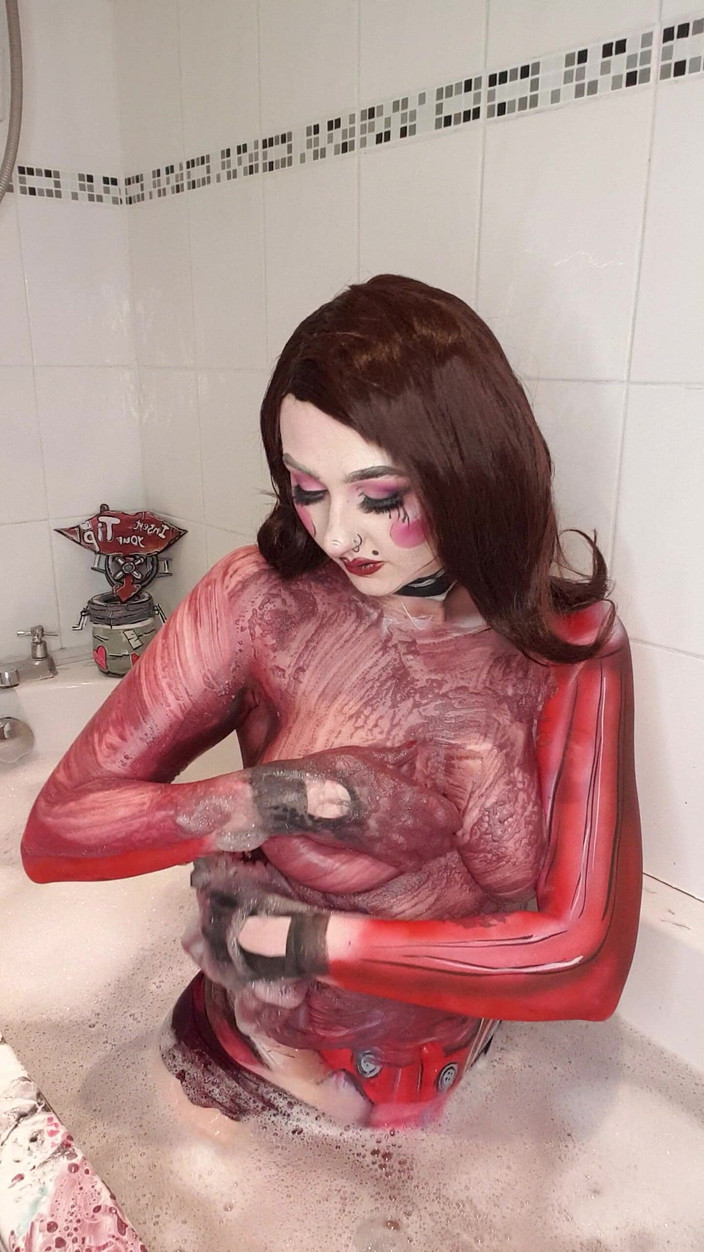 Em Yang: Mad moxxi dağınık vücut boyası banyo temizleme