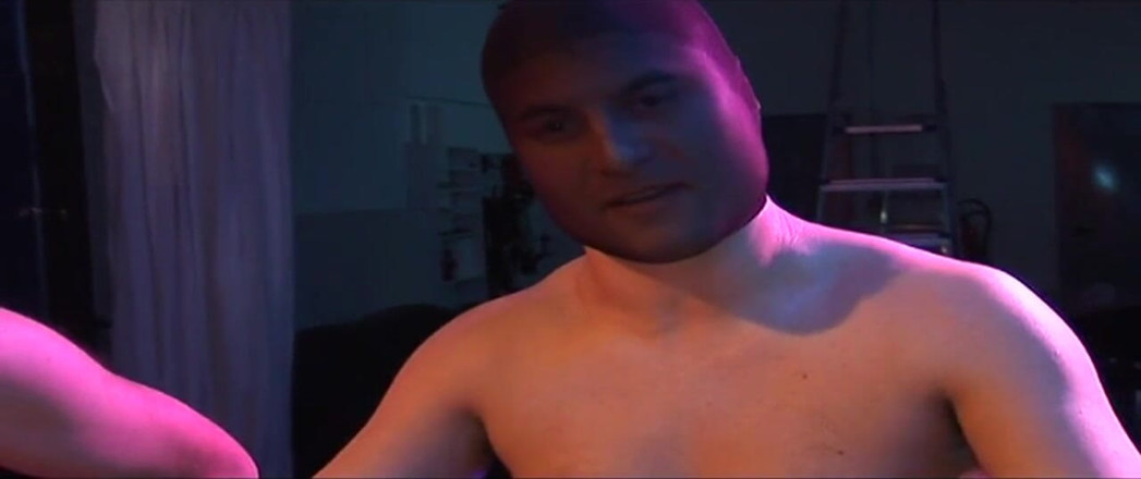 EroticEntertainment.Club: Nena rubia estirada con acción de puño goteando