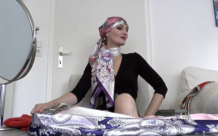 Lady Victoria Valente: Eleganckie satynowe neckerchiefs dopasowanie i stylizacja Bandana