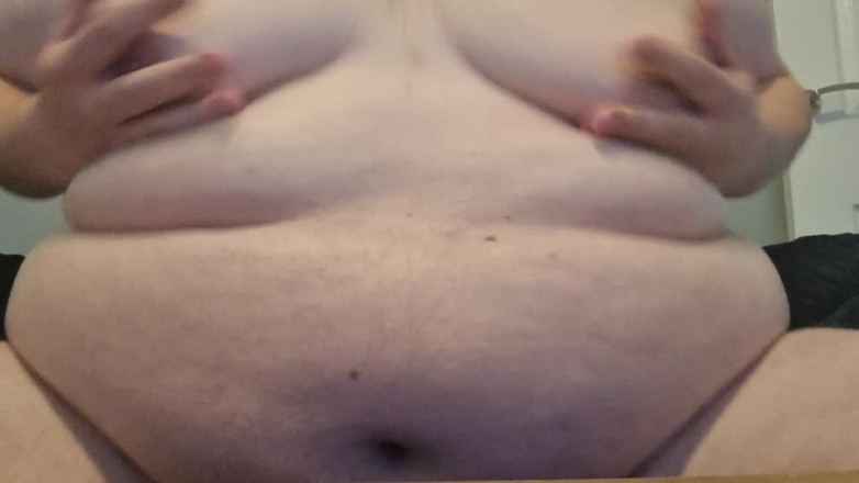 Big man: Payudara memantul
