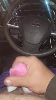Ich benutze rosa höschen, um in meinem auto zu wichsen.