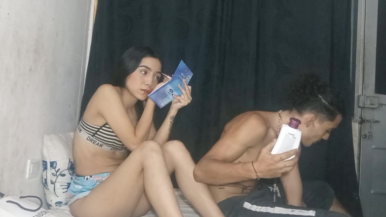 gledyxxx: Hei adik tiriku, pijat aku dong, lalu ngentot memekmu dan...