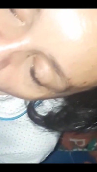 Orta yaşlı seksi üvey anne ağzını sikiyor ve ağzına boşaltıyor