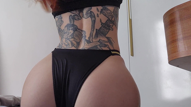 TattoedGirl666: Retas röv av tatueringsdrottningen