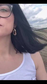 Fumat, mers pe jos, țâțe săltărețe și sfârcuri Joacă în tricou prietenul meu de la țâțerealm