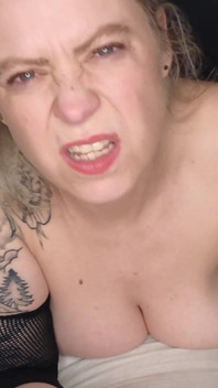Deepthroat med ansiktsbehandling när jag fångades streaming!
