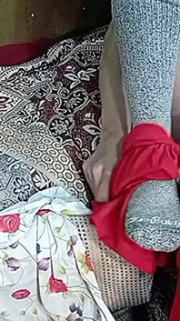 Stiefschwester masturbiert schwanz mit heißem stöhnen in Hindi, während stiefbruder ihre langen nippeltitten streichelt