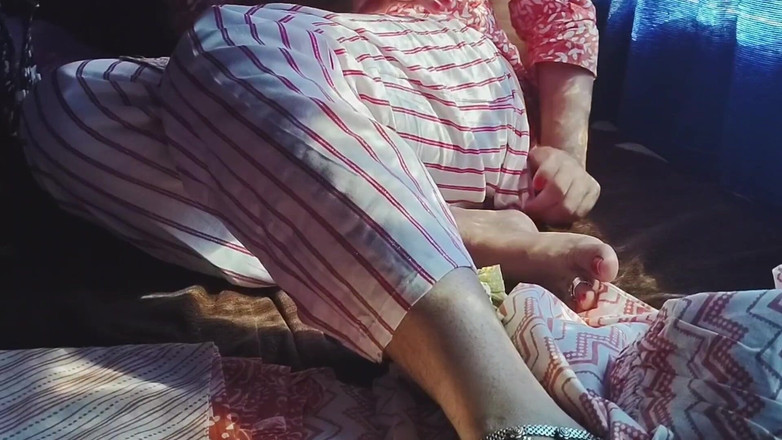 Khushboobhabi: バスの中でバービーの尻に指を突っ込んだ