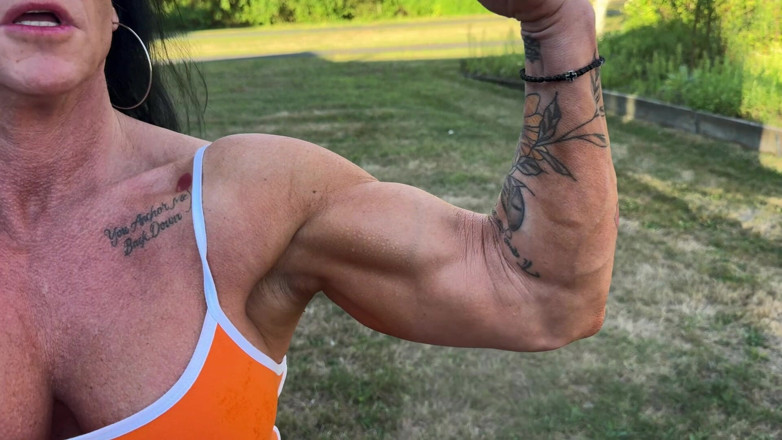 Kandylegsxxx: Muscle MILFs Cum Command JOI