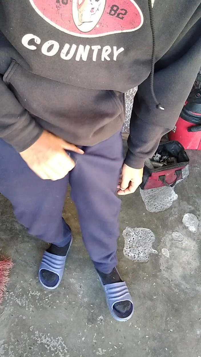 AlexAlejandro13: En la puerta de mi casa sacando mi polla