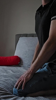 50歳のブロンド女性が23歳の義理の兄を誘惑